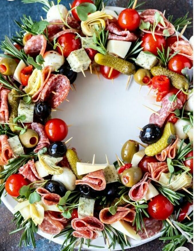 Новогодний венок из канапе