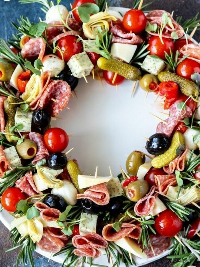 Новогодний венок из канапе